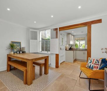 A charming characterful 2 bedroom cottage in a central and sought a... - Photo 4