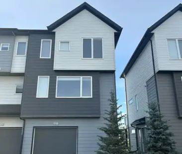 Beautiful 3 Bedroom Townhome Near Airport and Great Pondview | Calgary - Photo 1