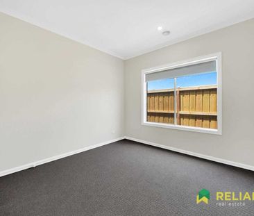 Beautiful Four bedroom Family Home in Tarneit!! - Photo 4