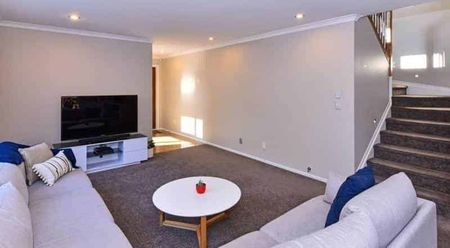 5 Bedroom & 3 Bathroom Prime Location - Photo 3