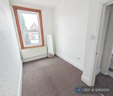 3 bedroom flat to rent - Photo 3