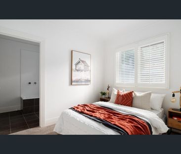 PRIVATE OASIS IN HAMPTON WITH HUGE ENTERTAINING DECK - FRESHLY PAINTED - Photo 6