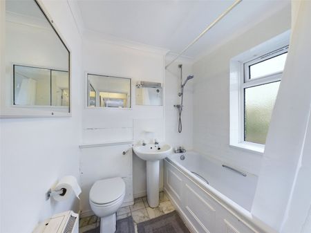 Crescent Court, Richmond Road, Staines-upon-Thames,TW18 - Photo 3