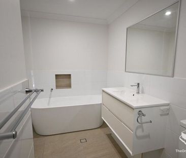 LUXURY 4 BEDROOM TOWNHOUSE 2 LIVING AREAS - Photo 4