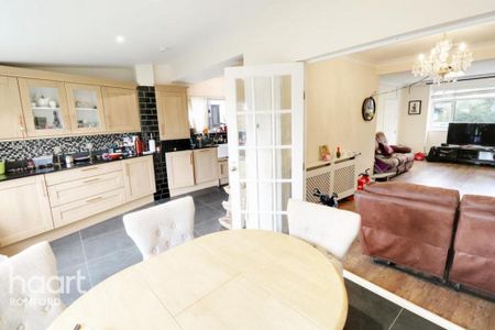 3 bedroom semi-detached house to rent - Photo 4