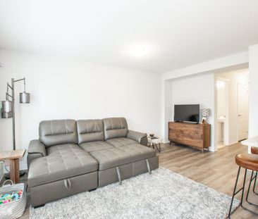 Bright & Spacious 3 Bedroom Townhouse in Welland!! - Photo 2
