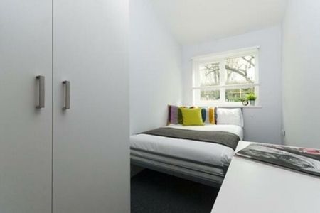 5 bed Semi-Detached House for Rent - Photo 2