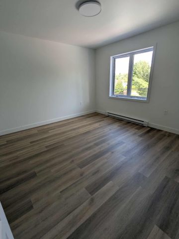 5 1/2 dans un Triplex - 2 salles de bain - Photo 2