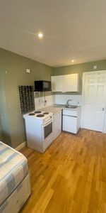 Studio Flat, Elsham Road, W14 - Photo 3