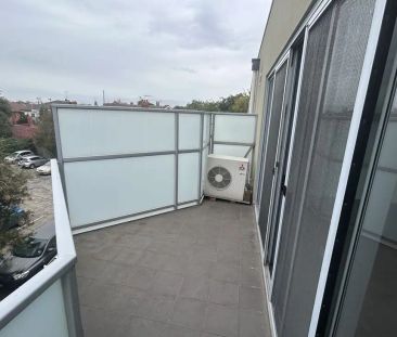 Peaceful, Private & Perfectly Positioned in St Kilda! - Photo 5