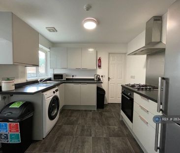 1 bedroom in a house share to rent - Photo 2