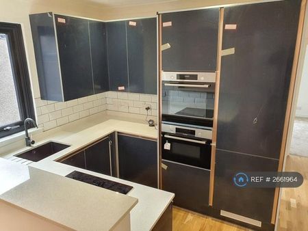 1 bedroom in a flat share to rent - Photo 5