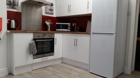 Mature, shared house with 2 kitchens Room 7 - Photo 2