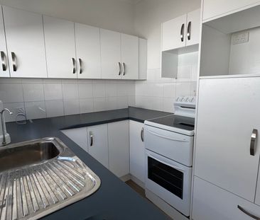 Beautiful Newly Renovated Home in the Heart of Redcliffe! - Photo 4
