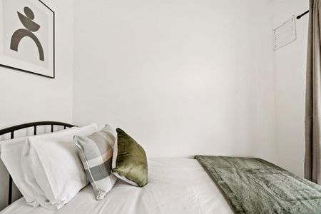 1 bedroom in a house share to rent - Photo 2