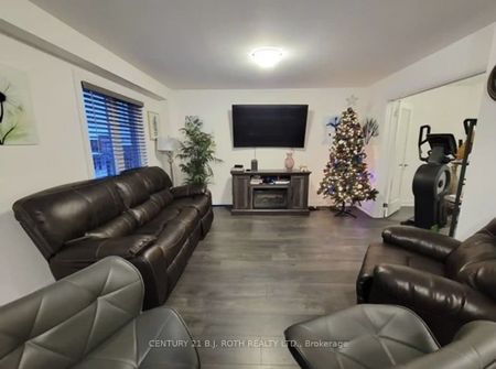 Townhouse For Lease | S8132040 - Photo 4