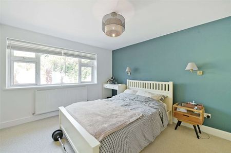 Spacious detached bungalow with generous garden, modern interiors and versatile living space - Photo 3