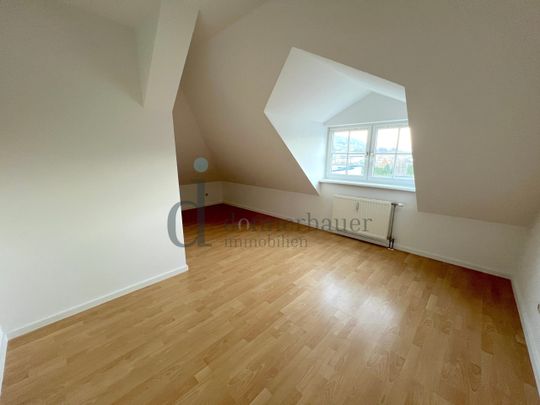 Lichtdurchflutete Dachgeschosswohnung – ab sofort einziehen! - Photo 1