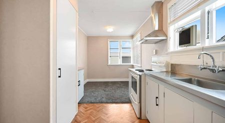 Charming Three Bedroom Home in the Heart of Fairfield - Photo 5