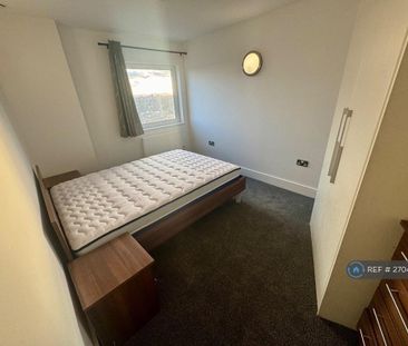 1 bedroom in a flat share to rent - Photo 3