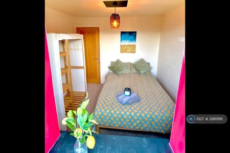 4 bedroom semi-detached house to rent - Photo 3