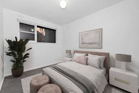 Bright & Spacious Two-Bedroom Apartment with Private Courtyard – Water Included! - Photo 2