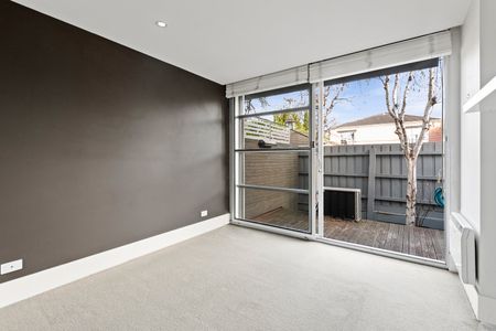 SPACIOUS APARTMENT WITH 2 OUTDOOR AREAS AT REAR OF THE BLOCK - Photo 2