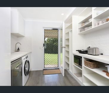 GREAT FAMILY HOME WITH A LARGE BACK YARD! GARDENS INCLUDED IN RENT! - Photo 4