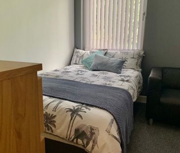 Close to Town Centre Free Netflix & Disney+ 🏡📲 - Photo 1