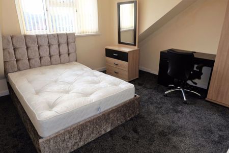 4 bedroom House in Burley Lodge Terrace, Leeds - Photo 5