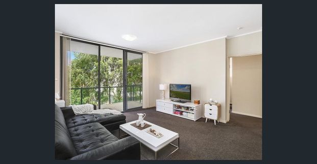 Modern Apartment with Study – Leafy Outlook & Walk-to-Everything Convenience - Photo 1