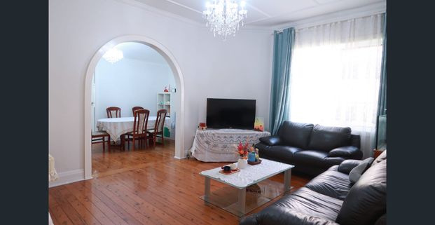 New Renovated 4 Spacious Bedrooms with Sunroom - Photo 1