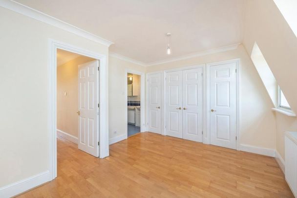 4 bedroom mews to rent - Photo 1