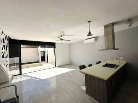 Casa en esquina, con piscina y cuarto de servicio. - Foto 5