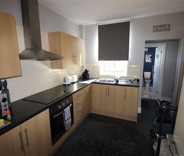 2 bedroom end of terrace house to rent - Photo 4