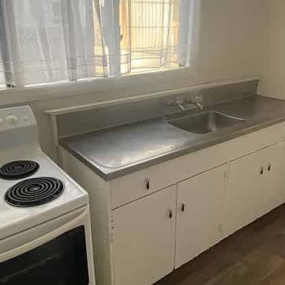 LOCATION IS EXCELLENT !! - Photo 1