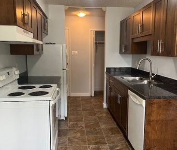 2 Bedroom Suite at 2318 Arlington AVE East Side Living - Photo 3