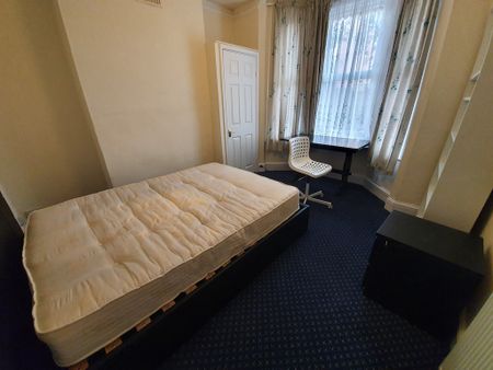 6 Bed Student Accommodation - Photo 2