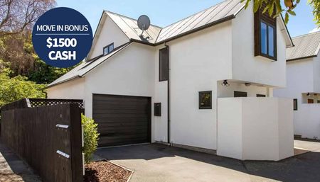 Three Bedroom Townhouse in Prime location! - Photo 2