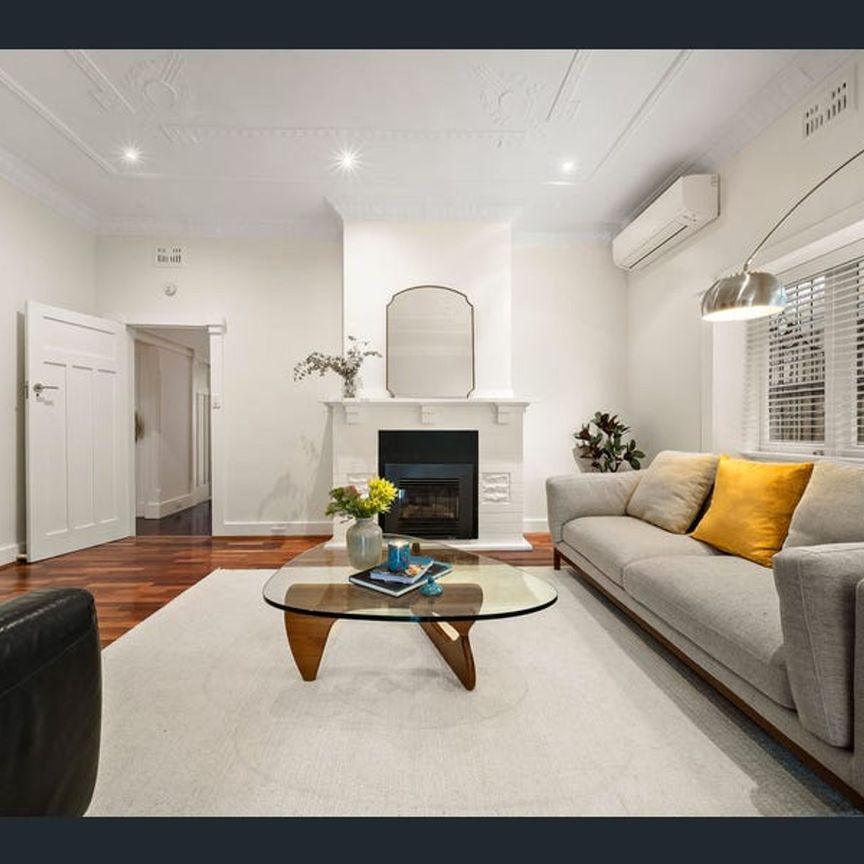 Elegant Mosman Residence in Prestigious Harbour-Side Setting - Photo 1