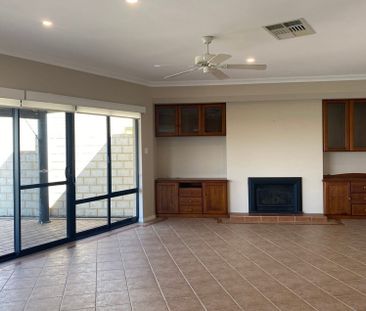 Stunning canal residence with loads of amazing features - Photo 2