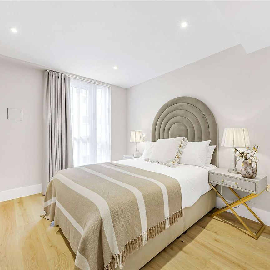 Recently refurbished three bedroom apartment in a high specification new development on Baker Street - Photo 1