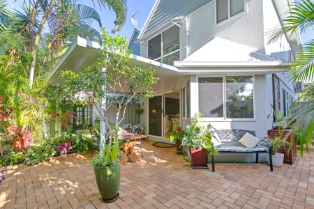 Beautifully Renovated Lakefront Townhouse! - Photo 4