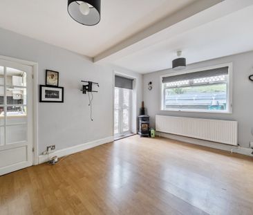 3 bedroom maisonette to rent - Photo 2