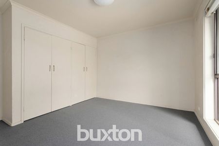 DELIGHTFUL 3 BEDROOM ABODE! EASY & LOW MAINTENACE LIVIING - Photo 2