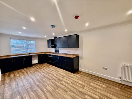 Luxury 1‑bed apartment at Lumb Farm, Ripley. Brand‑new, high‑spec finish with large kitchen‑diner, modern bathroom, gated parking and stunning views. £1,200pcm + £300 for all bills incl. Starlink, gas, electric, water, council tax. Available 1 March. Contact Property Options to view. - Photo 3