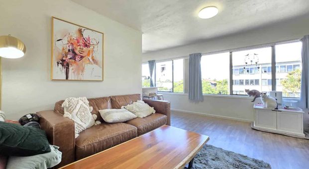 Sunny 1-Bedroom Apartment with with Carpark — ... - Photo 1