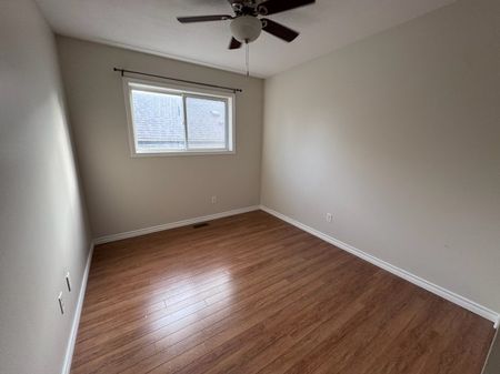 Central – 3 bed, 2 bath top floor unit in four-plex - Photo 4