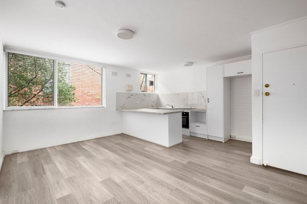 Renovated, Tranquil And Secure In Prestigious Locale - Photo 1