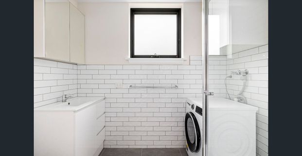 Beautifully Refurbished Top-Floor Apartments - Photo 1